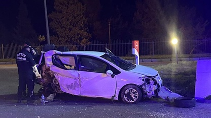 Aydın'da duvara çarpan otomobildeki 2 kişi yaralandı