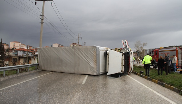 Manisa'da kamyonun devrilmesi sonucu sürücünün yaralandığı kaza anı güvenlik kamerasında