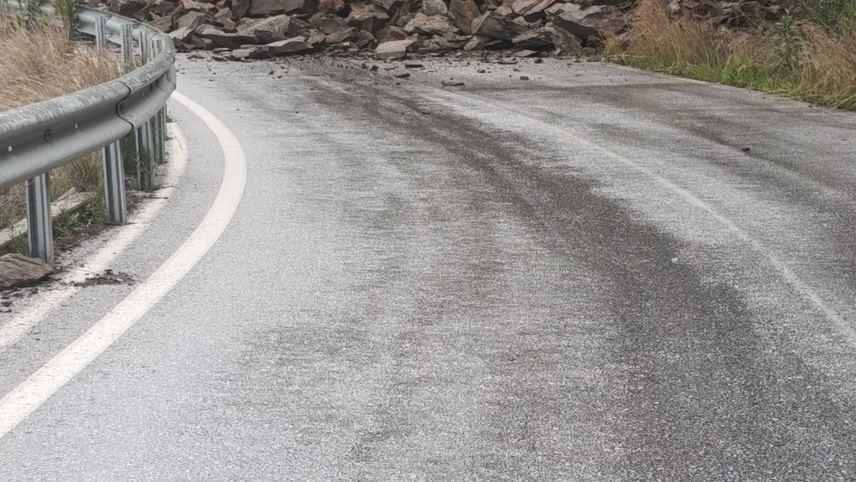 Yağış nedeniyle çökme yaşanan Ödemiş-Turgutlu yolu trafiğe kapandı