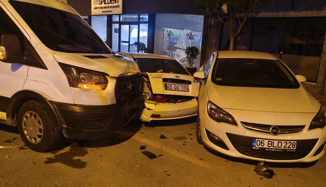 Manisa'da alkollü sürücünün kullandığı kamyonet, park halindeki 13 araca çarptı
