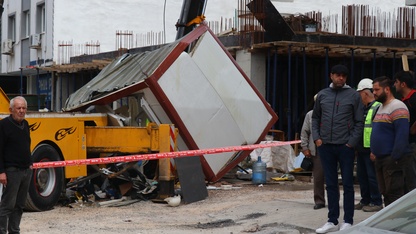 İzmir'de vincin kırılan parçası konteynerin üzerine düştü, 3 işçi yaralandı