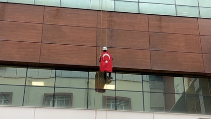 Aydın'da, terör örgütü YPG/SDG yandaşlarının Türk bayrağına saldırısına tepki