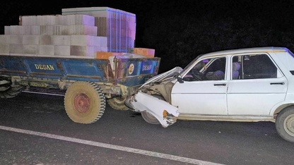 Uşak'ta traktörün römorkuna çarpan otomobildeki 3 kişi yaralandı