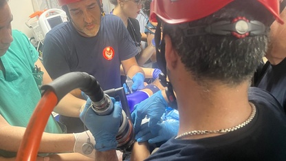 İzmir'de vücuduna demir korkuluk saplanan çocuk yaralandı