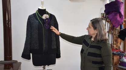 Kooperatif çatısı altında buluşan kadınlar keçeden giyim ve aksesuar ürünleri tasarlıyor