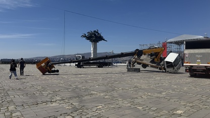İzmir'de sahne kurulumunda yan yatan vinçteki 1 kişi yaralandı