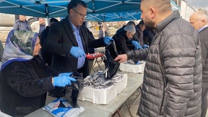 Alaşehir'de ilçe sakinlerine 8 ton hamsi dağıtıldı