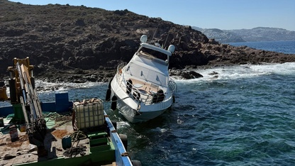 Bodrum'da kayalıklara çarpan motoryattaki 2 kişi kurtarıldı