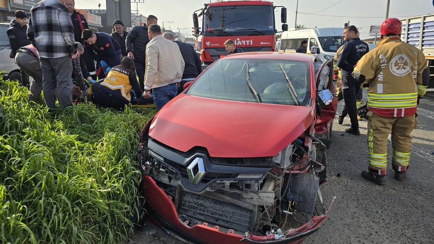 Manisa'da iki otomobilin çarpışması sonucu 3 kişi yaralandı