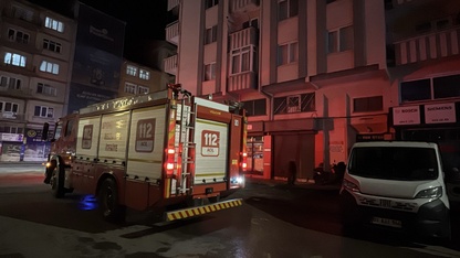 Afyonkarahisar'da apartman dairesinde çıkan yangında 5 kişi dumandan etkilendi