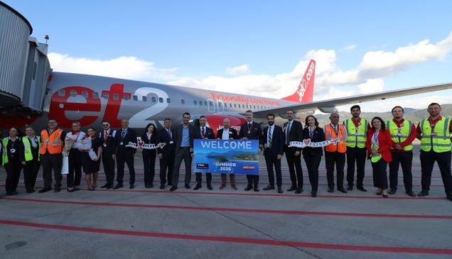 Muğla'ya İngiltere'den gelen sezonun ilk turist kafilesi çiçeklerle karşılandı