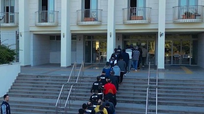 Muğla merkezli göçmen kaçakçılığı operasyonunda yakalanan 13 şüpheli tutuklandı