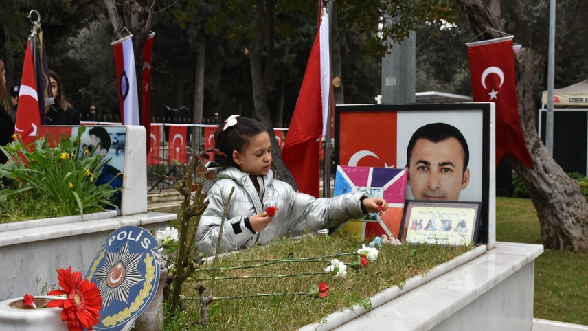 İzmir'de şehit aileleri arife günü yakınlarının mezarını ziyaret etti