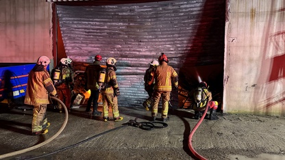 GÜNCELLEME - İzmir'de mobilya atölyesinde çıkıp depoya sıçrayan yangın kontrol altına alındı