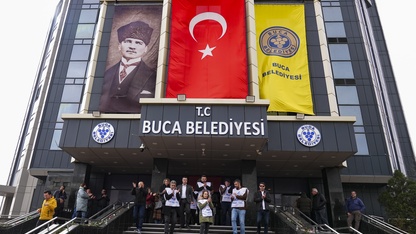 Buca Belediyesinde memurlar, 7 aydır ödenmeyen alacakları için basın açıklaması yaptı