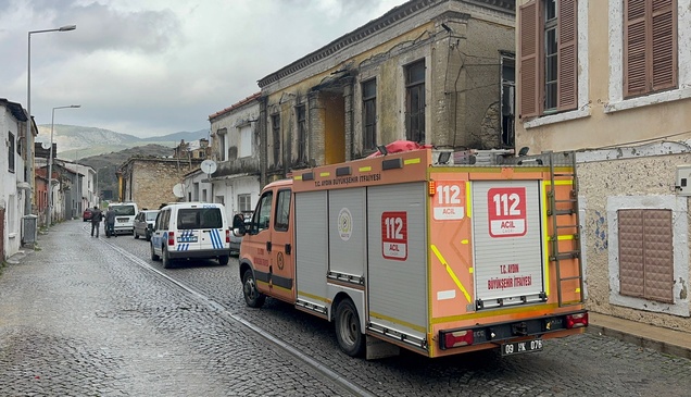 Aydın'da yağışlardan etkilenen evin bir bölümünün yıkılması kamerada