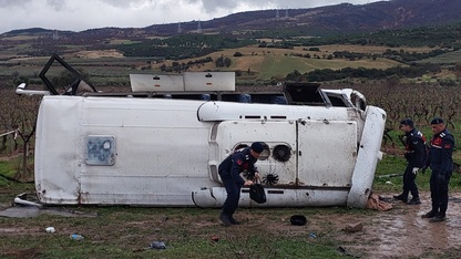 Denizli'de devrilen midibüsteki 25 kişi yaralandı