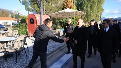 Muğla Valisi Akbıyık, Köyceğiz'de yağışlardan zarar gören esnafı ziyaret etti