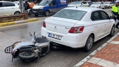 Nazilli'de park halindeki otomobile çarpan motosikletin sürücüsü yaralandı