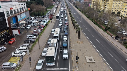 İzmir-Ankara kara yolunun Manisa geçişinde bayram hareketliliği yaşanıyor
