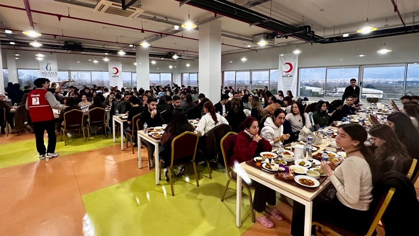 Türk Kızılay Manisa'da ramazan ayı boyunca 85 bin kişiye iftar verdi