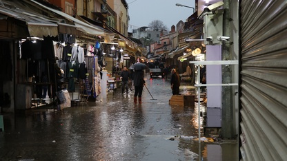 İzmir'de sağanak hayatı olumsuz etkiledi