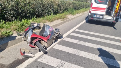 Salihli'de elektrikli bisiklet ile motosikletin çarpışması sonucu 3 kişi yaralandı
