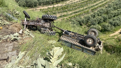 Manisa'da şarampole devrilen traktörün sürücüsü öldü