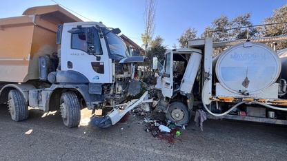 Ödemiş'te kamyon ile çarpışan kamyonetin sürücüsü yaralandı