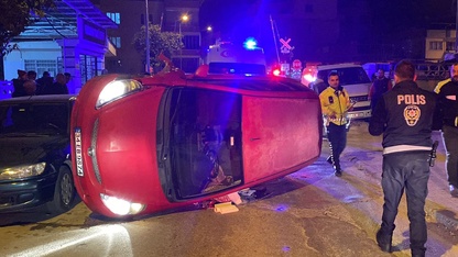 Nazilli'de park halindeki otomobile çarpan otomobil devrildi