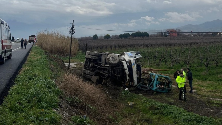 Manisa'da çekiciye bağlı kamyonun devrilmesi sonucu 1 kişi yaralandı
