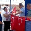 Kütahya'da AK Parti Merkez İlçe Başkanlığı vatandaşlara Türk bayrağı hediye etti