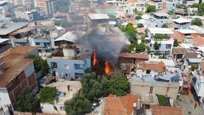 Turgutlu'da yangın 2 evde hasara neden oldu