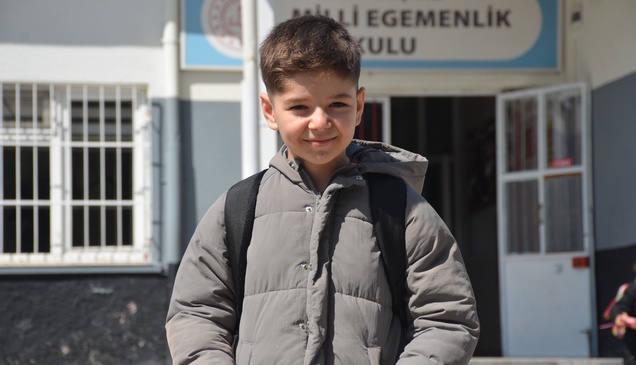 Küçük Niyazi Hamza'dan Gazzeli yaşıtlarına hediye paketleri 