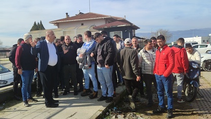 Tekgıda-İş yöneticisinden ücretsiz izne çıkarılan İzmir Büyükşehir Belediyesi işçilerine ziyaret