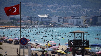 İzmir'de sıcak havadan bunalanlar sahillere akın etti