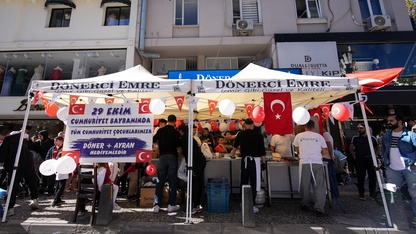 İzmirli dönerci, 29 Ekim'de ikramlarıyla çocukları sevindirdi