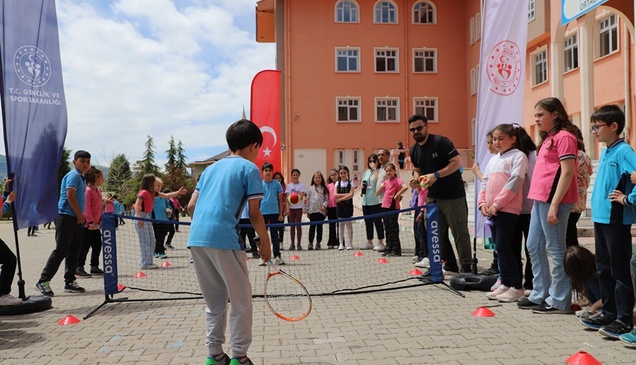 Kütahya'da ilkokul öğrencileri tenis turnuvasında yarıştı