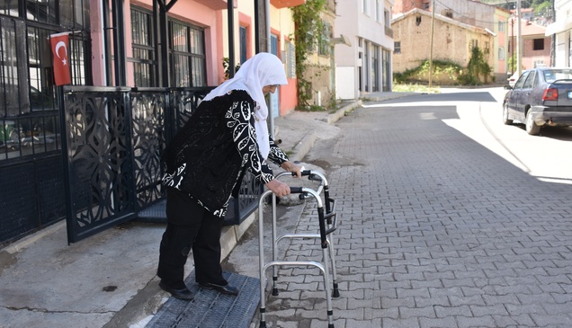 Böbrek hastası 51 yıllık eşi için üç katlı binanın dışına asansör yaptırdı