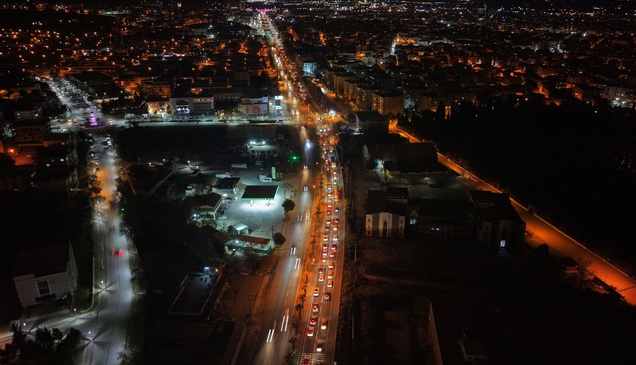Manisa'da bayram tatilinin ikinci gününde trafik yoğunluğu yaşanıyor