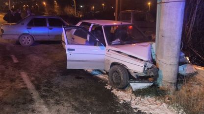 Kütahya'da aydınlatma direğine çarpan otomobildeki 2 kişi yaralandı