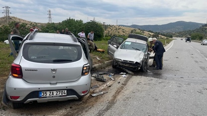 İzmir'de otomobillerin çarpıştığı kazada 2'si çocuk 8 kişi yaralandı