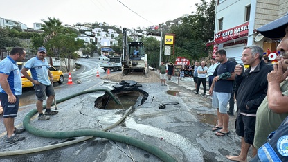 Bodrum'da isale hattının patlaması sonucu bir marketi su bastı  