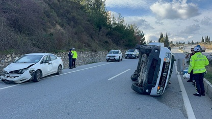 Söke'de iki aracın çarpıştığı kazada sürücüler yaralandı