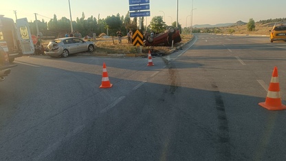 Afyonkarahisar'da hafif ticari araç ile otomobilin çarpıştığı kazada 9 kişi yaralandı 