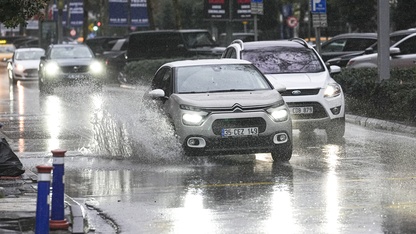 İzmir'de yağmur ve fırtına hayatı olumsuz etkiledi