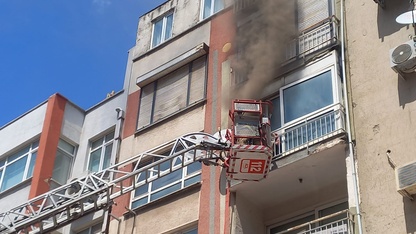Manisa'da apartmanda çıkan yangında bir kişi yaralandı, mahsur kalan görme engelli merdivenle kurtarıldı