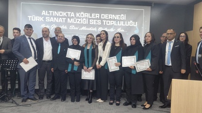 Müzik tutkunu 12 görme engelli koroda yeteneklerini sergiliyor