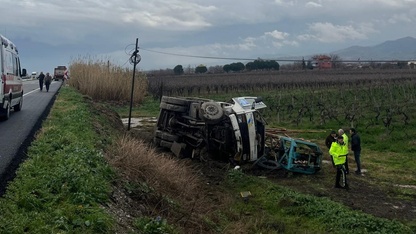 Manisa'da çekiciye bağlı kamyonun devrilmesi sonucu 1 kişi yaralandı
