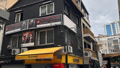 İzmir'de bir iş yerinin tepki çeken reklam panosuyla ilgili işlem başlatıldı